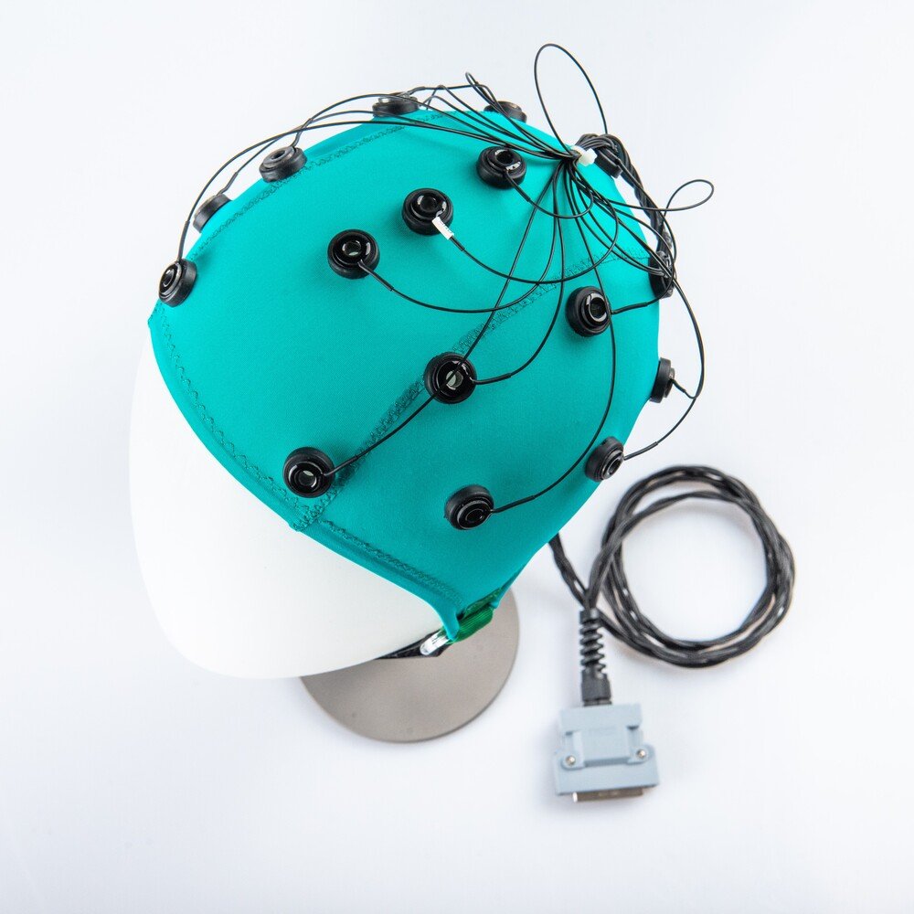 gorro-eeg-electrodos-conector-precableado Gorro de EEG con electrodos precableados y conector para registro de actividad cerebral clínica