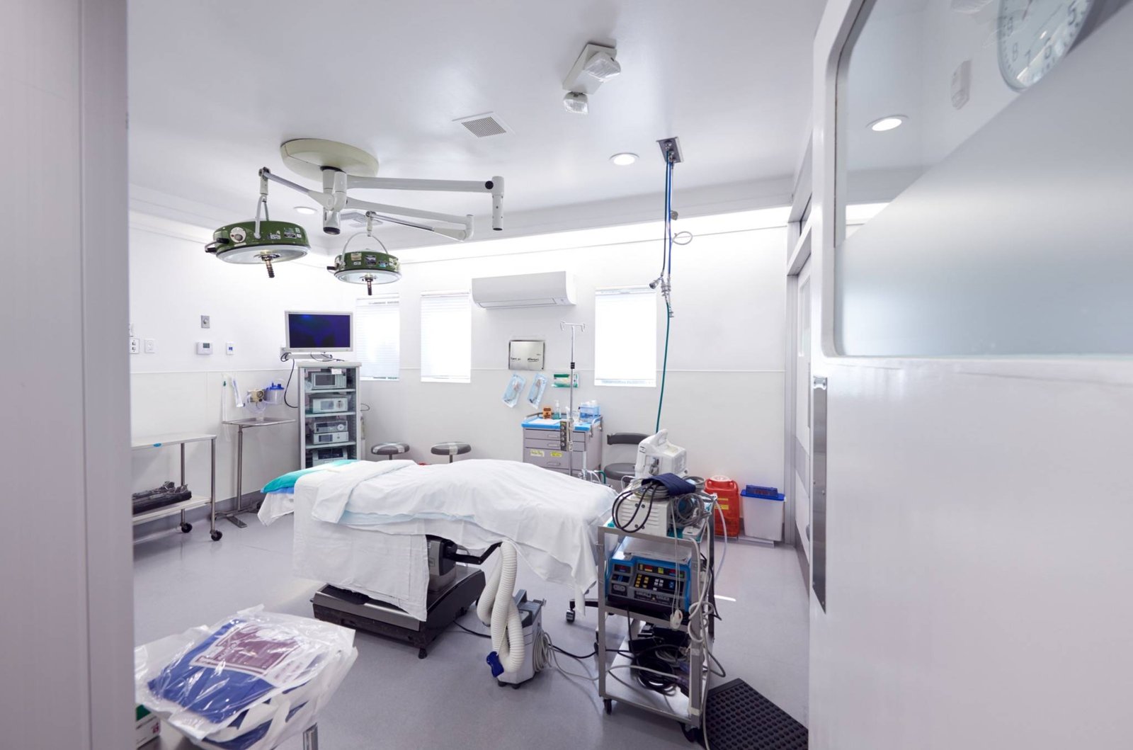 uirófano moderno completamente equipado y listo para intervención quirúrgica.